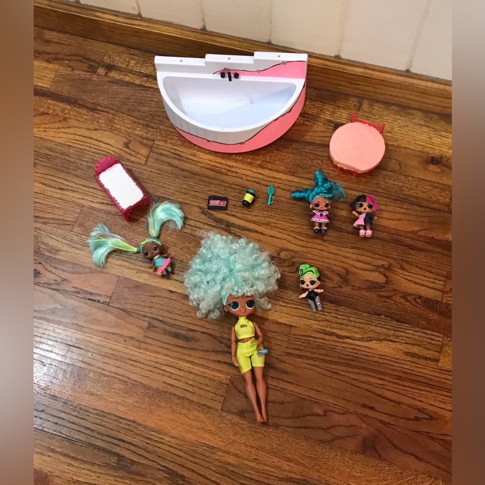 Girls L.O.L. Surprise! LOL OMG Dolls Spa Day
Large Doll Spa Bathtub, Bed, Chair